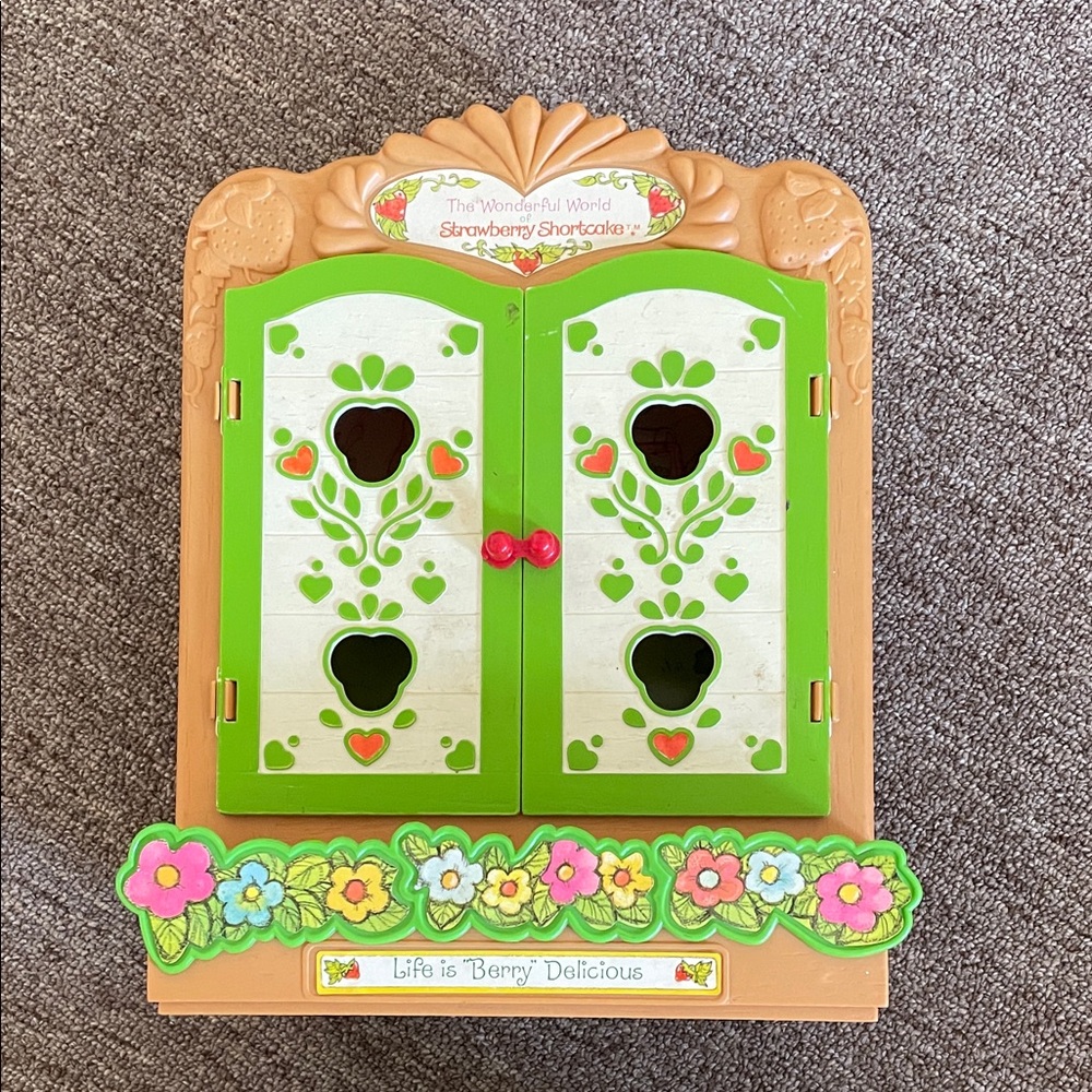 Strawberry Shortcake Cabinet & figures - Picture 2 of 14
